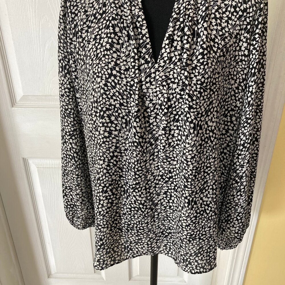 Blouse flowy loose fit pretty print black and white full sleeve NWOT